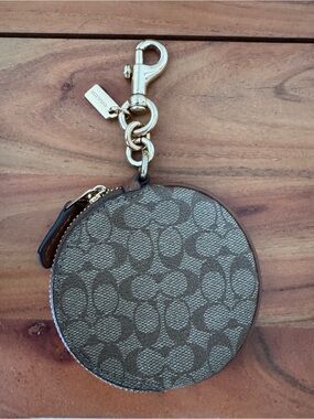 Coach Circular Coin Pouch Gold-Tone Chain Key Clip with Logo Tag